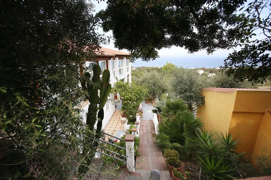 Hotel Paola كارلوفورتي 3*,