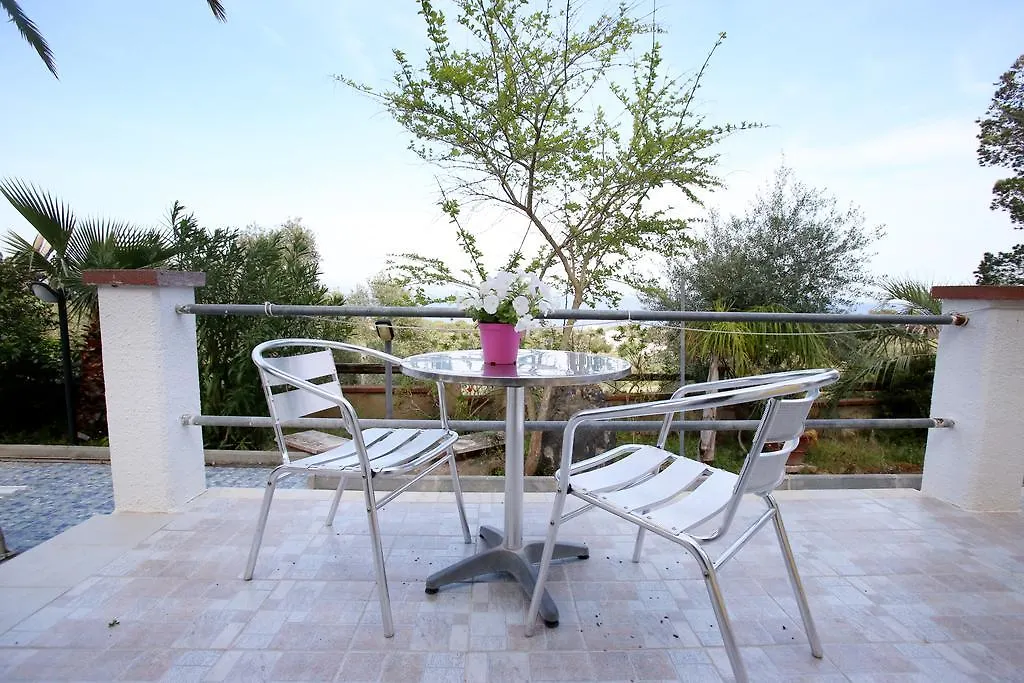 Hotel Paola كارلوفورتي